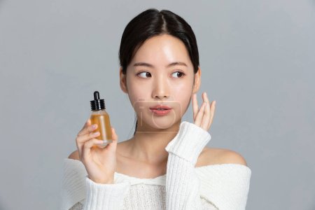 belle jeune coréen asiatique femme portrait studio photo en hiver peau beauté et cosmétiques concept, tenant un ample
