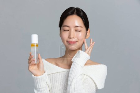 belle jeune coréen asiatique femme portrait studio photo en hiver peau beauté et cosmétiques concept, tenant une brume