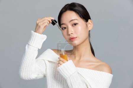 belle jeune coréen asiatique femme portrait studio photo en hiver peau beauté et cosmétiques concept, appliquer un ample