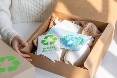 hábitos ecológicos gesto de la mano, embalaje de entrega respetuoso del medio ambiente