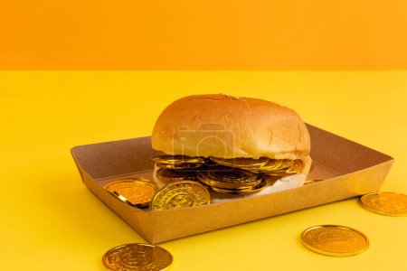foto creativa conceptual de la inflación monetaria, recesión económica, crisis, hamburguesa y monedas