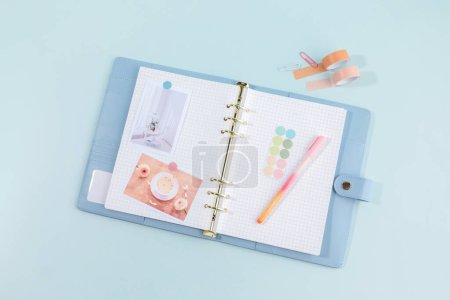 material escolar y concepto de diario, decorando un diario