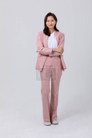 Geschäftskonzept koreanische junge Frau, stehend. Studioaufnahme