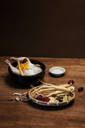 koreanische traditionelle Küche samgyetang, Hühnersuppe mit Ginseng und Kräutern
