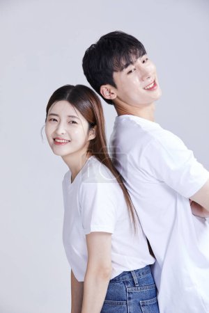 coréen asiatique jeune couple debout dos à dos, studio fond