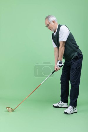 Un hombre mayor que juega al golf