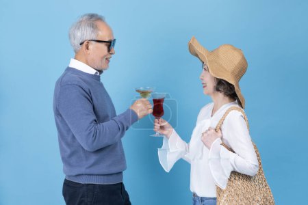 Ein Senior hält ein Weinglas in der Hand