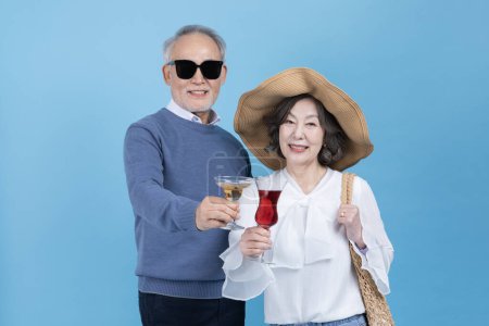 Ein Senior hält ein Weinglas in der Hand