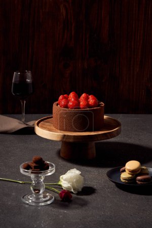 Gâteau au chocolat aux fraises et desserts vue rapprochée