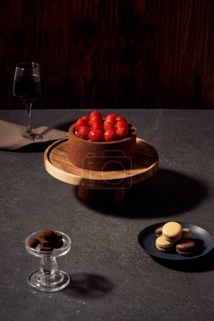 Gâteau au chocolat aux fraises et desserts vue rapprochée
