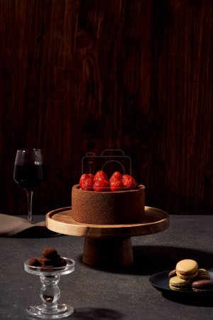 Tarta de chocolate fresa y postres vista de cerca
