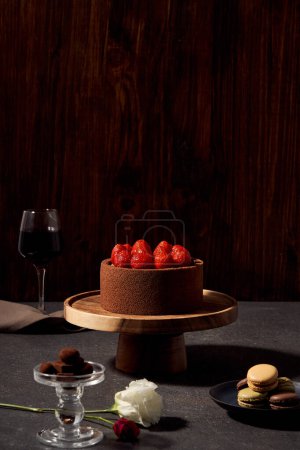 Tarta de chocolate fresa y postres vista de cerca