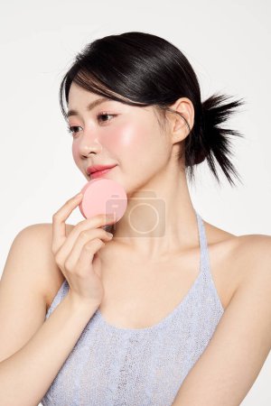 Mujer asiática con pacto de cojín rosa giró la cabeza