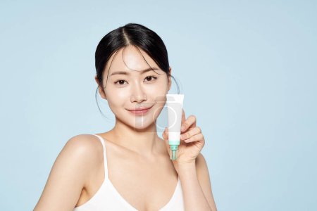 asiatique femme poses avec blanc oeil crème