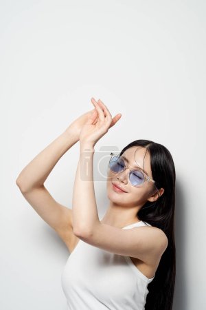 asiatique femme poses avec lunettes de soleil
