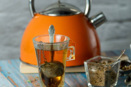 Préparation de thé à la camomille et à la verveine citron.