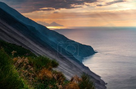 Téléchargez les photos : Coucher de soleil sur l'île volcanique de Stromboli en Sicile, Italie - en image libre de droit