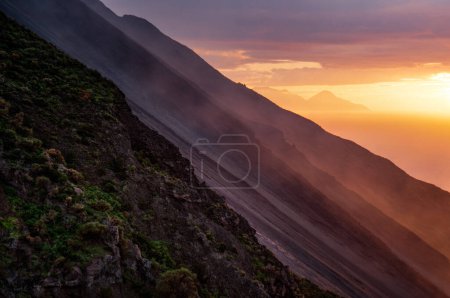Foto de Puesta de sol en la isla del volcán Stromboli en la región de Sicilia, Italia - Imagen libre de derechos