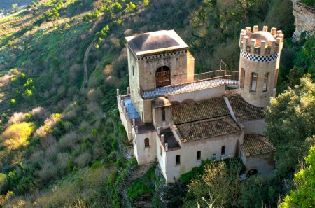 Foto de Fortaleza de montaña y pueblo de Erice en Sicilia, Italia. Destino de viaje popular. - Imagen libre de derechos