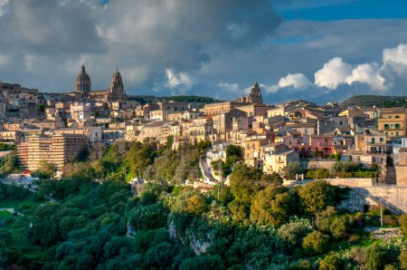 Foto de Vista de la ciudad en Ragusa Ibla, Provincia de Ragusa, Sicilia, Italia. - Imagen libre de derechos