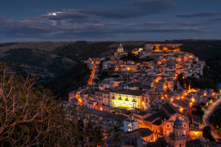 Foto de Vista de la ciudad en Ragusa Ibla, Provincia de Ragusa, Sicilia, Italia. - Imagen libre de derechos