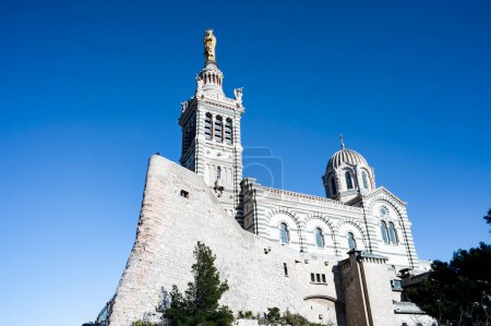 Téléchargez les photos : Basilique Notre Dame de la Garde Marseille. La "Bonne Mère", symbole de la ville de Marseille, veille sur ses habitants depuis le sommet de la colline du même nom - en image libre de droit