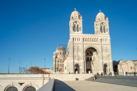Téléchargez les photos : Cathédrale de Marseille Sainte-Marie-Majeure, connue sous le nom de La Major. La cathédrale, située entre le vieux quartier de Panier et le port de Joliette, expose son architecture en marbre et porphyre. - en image libre de droit