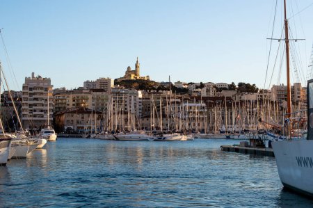 Téléchargez les photos : Basilique de Marseille "ND de la Garde" à partir du Vieux Port. Depuis les quais du vieux port de Marseille, vue sur la "Bonne-Mre", célèbre monument de la ville. - en image libre de droit