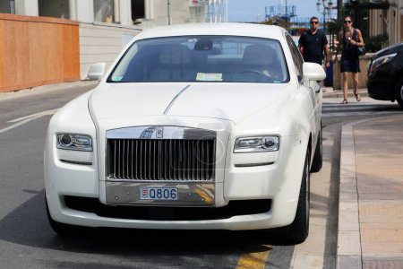 Foto de Fontvieille, Mónaco - 28 de mayo de 2016: Un hermoso y prestigioso Rolls-Royce blanco estacionado en la calle en Monte Carlo, Mónaco - Imagen libre de derechos