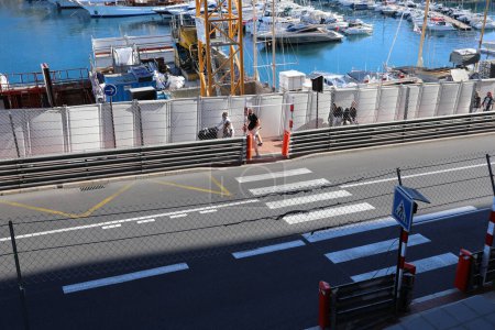 Téléchargez les photos : Monte-Carlo, Monaco - 16 avril 2023 : Iconic Ostende Avenue à Monaco, présentant tout de suite le Grand Prix de Formule 1 de Monaco, avec des barrières et clôtures de sécurité déjà installées un mois avant la course - en image libre de droit