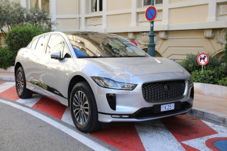 Téléchargez les photos : Monte-Carlo, Monaco - 16 avril 2023 : Sophistiqué gris Jaguar I-PACE, un VUS multisegment de luxe entièrement électrique, stationné dans une rue de Monte Carlo, Monaco, capturé d'un angle avant de trois quarts - en image libre de droit
