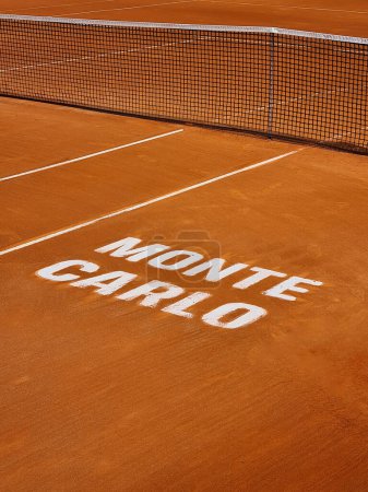 Eine Nahsicht auf den charakteristischen orangefarbenen Sandplatz beim prestigeträchtigen Tennisturnier Monte-Carlo Masters mit den weißen Linien und dem Netz