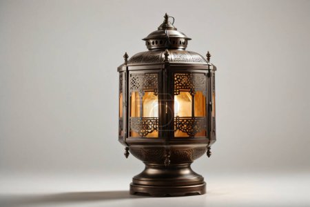 Foto de Linterna vintage Premium, linterna marrón, linterna brillante y brillante con oranamento - Imagen libre de derechos