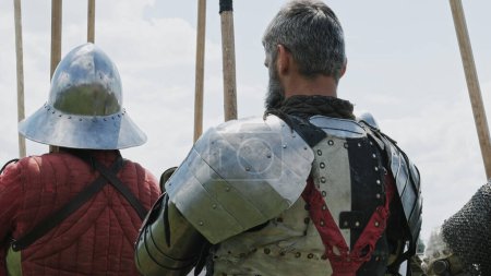 Téléchargez les photos : Armure en métal médiévale des chevaliers. Reconstruction historique du XIVe-XVe siècle, Flandre. - en image libre de droit