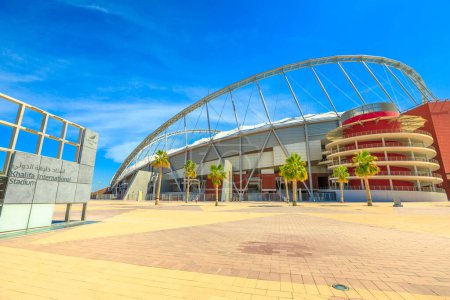 Foto de Doha, Qatar - 21 de febrero de 2019: Estadio Nacional Khalifa, completado y renovado, totalmente cubierto con aire acondicionado, es el estadio principal de Qatar en Aspire Park, será sede de la Copa del Mundo 2022
. - Imagen libre de derechos