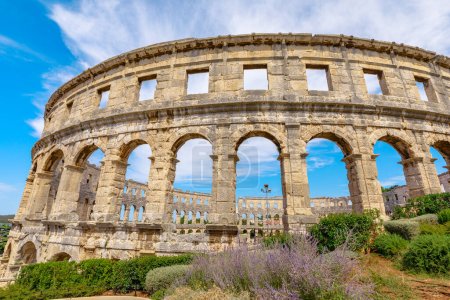 Foto de El Anfiteatro Pula, es una estructura notablemente conservada del Imperio Romano. Esta arena fue construida en la región de Istria de Pula, Croacia, entre 27 aC y 68 dC. - Imagen libre de derechos
