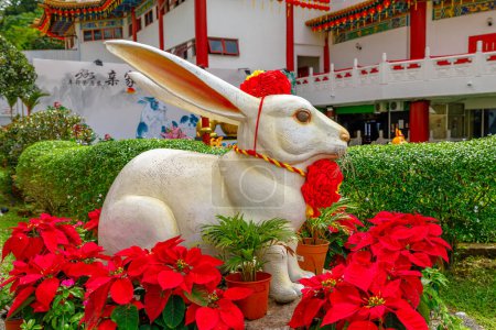 Foto de Kuala Lumpur, Malaysia - 2023: rabbit zodiac sculpture to commemorate the Chinese New Year, the year of water rabbit in Chinese zodiac. In Thean Hou Temple, dedicated to the Mazu Chinese goddess. - Imagen libre de derechos