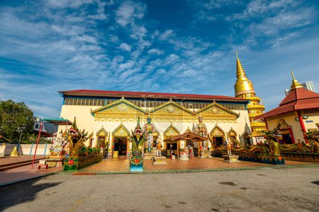Téléchargez les photos : George Town, Penang, Malaysia: Chaiya Mangalaram Thai Buddhist Temple, or Wat Chaiya Mangalaram. Famous Thai temple founded in 1845 by Thai Buddhist monks. Known for its impressive architecture. - en image libre de droit