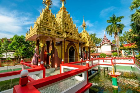 Téléchargez les photos : Dhammikarama Burmese Buddhist temple of George Town, Penang island of Malaysia. Shrines for visitors to pay homage to Buddha in temple in peaceful atmosphere for contemplation and meditation. - en image libre de droit