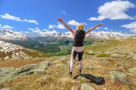 Foto de Mujer turística al atardecer trekking en la cima de Muottas Muragl en Suiza. Excursiones populares de montaña en el cantón de Graubunden de Suiza. - Imagen libre de derechos