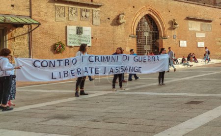 Téléchargez les photos : Bologne, Italie - 15 octobre 2022 : Manifestation de rue pour Julian Assange fondateur de WikiLeaks, extradition du Royaume-Uni vers les États-Unis pour des accusations liées à la publication de documents classifiés. - en image libre de droit