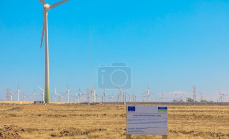 Téléchargez les photos : Gran Canaria - Avril 2023 : Parc éolien Punta Tenefe avec ses majestueuses éoliennes, comme les sentinelles modernes, balancent en harmonie avec les rafales des îles, convertissant leur puissance cinétique en électricité propre - en image libre de droit