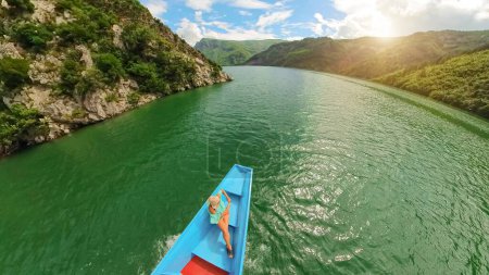 Téléchargez les photos : La rivière Shala, également connue sous le nom de rivière Valbona, est un cours d'eau du nord de l'Albanie. Il traverse les Alpes albanaises, en particulier dans la vallée de Valbona, connue pour sa beauté naturelle époustouflante. Vue aérienne - en image libre de droit