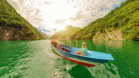 Téléchargez les photos : Les excursions en bateau sur la rivière Shala en Albanie gagnent en popularité en tant que destinations touristiques recherchées, en raison de leur beauté naturelle immaculée et des possibilités de randonnée et d'alpinisme. - en image libre de droit