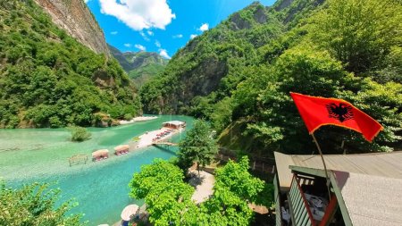 Téléchargez les photos : La rivière Shala est une voie navigable magnifique qui commence son voyage dans les Alpes albanaises. Ses eaux vierges proviennent de la fonte des neiges et des glaciers de cette majestueuse chaîne de montagnes. - en image libre de droit
