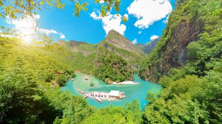Téléchargez les photos : La rivière Shala prend naissance près du charmant village de Valbona, qui sert de porte d'entrée à de nombreuses randonnées et randonnées exaltantes dans la région de Kukes en Albanie.. - en image libre de droit