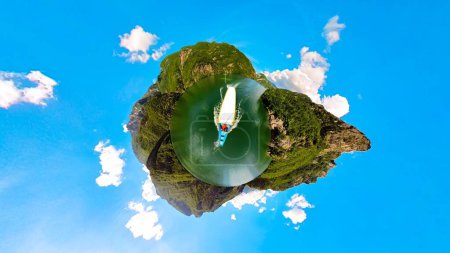 Téléchargez les photos : Dans cette perspective unique d'un minuscule avion, le canyon de la rivière Shala se transforme en un monde miniature, invitant à l'exploration et à l'émerveillement avec ses eaux cristallines.. - en image libre de droit