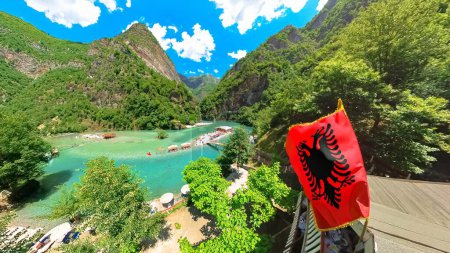 Téléchargez les photos : Le canyon de la rivière Shala en Albanie offre une vue impressionnante avec des falaises imposantes et des eaux cristallines qui captivent chaque visiteur. Une merveille qui doit être vue de première main. - en image libre de droit