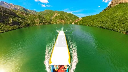 Téléchargez les photos : Vue aérienne de l'attrait croissant des excursions en bateau sur la rivière Albanias Shala, où la beauté naturelle intacte et les aventures de randonnée et d'alpinisme exaltantes attendent. - en image libre de droit