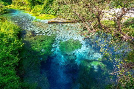 Téléchargez les photos : Blue Eye source d'eau est une merveille naturelle remarquable situé dans la région sud de l'Albanie. Ce site enchanteur tire son nom de sa teinte bleue captivante, rappelant un œil colossal et vivant. - en image libre de droit